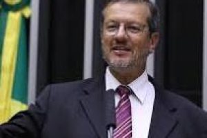 Alexandre Lindenmeyer homenageia Luiz Couto e repudia ataques etaristas na Câmara