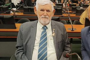 Projeto de Lei 988/2015, que estabelece o piso salarial nacional para fisioterapeutas e terapeutas ocupacionais.