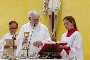 Padre Luiz Couto preside missa em ação de graças pelos 50 anos de casamento de casal nos Bancários
